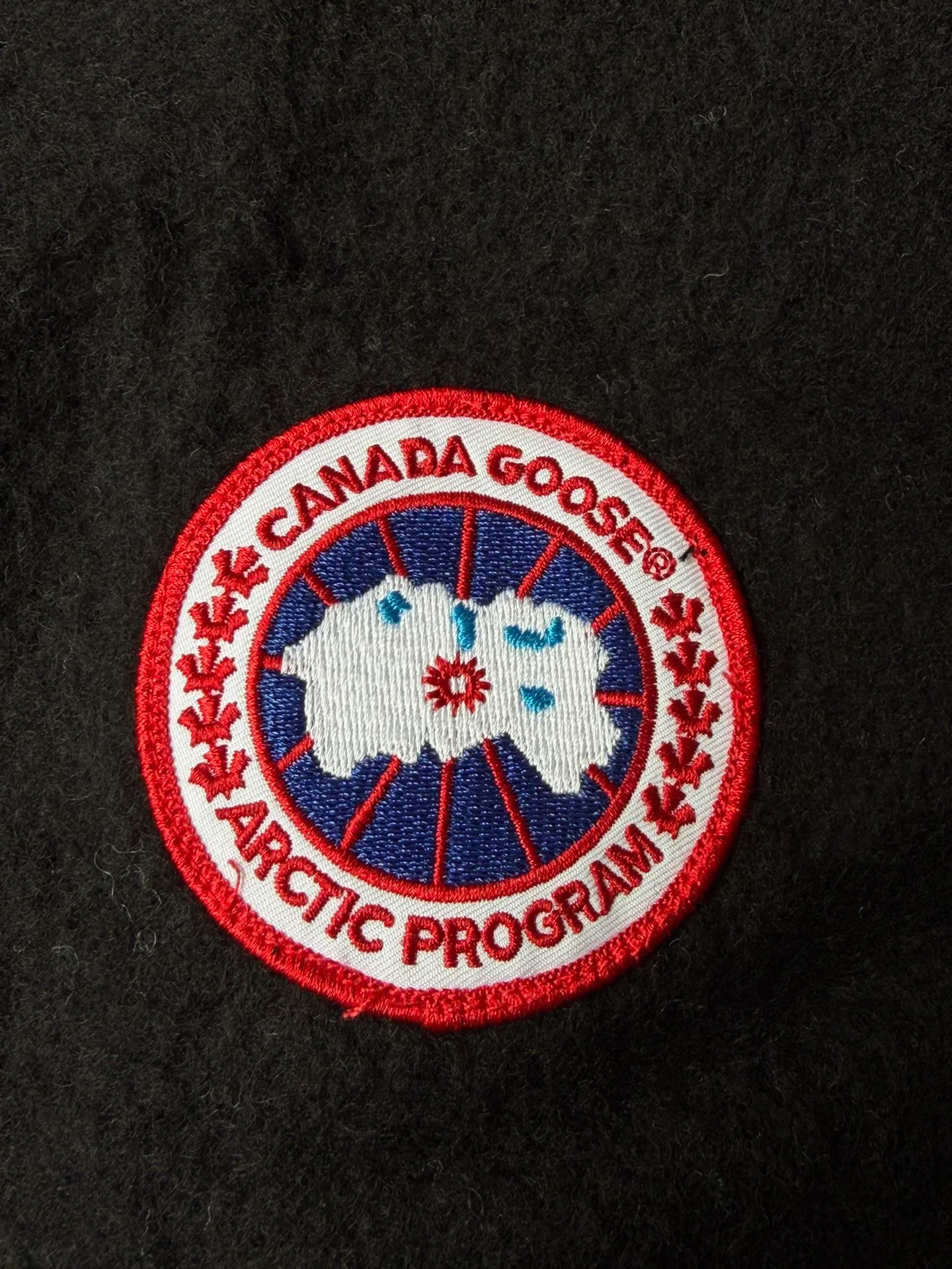 P660 Canada Goose Fleece Wool Badge Hooded Jacket Fabric selection: Wool fleece fabric blended with wool as the main body and a very small amount of spandex and polyester fiber. Wool is a core natural ingredient that provides unparalleled temperature regulation, antibacterial and anti-odor properties and a skin-friendly feel. The feeding of a small amount of spandex gives the fabric a certain degree of four-way elasticity, making it non-restrictive during daily activities. As the basis of fleece's structure, polyester fiber enhances the fabric's durability, wrinkle resistance and quick-drying properties. It contributes to the loft of the fleece and provides functions such as trapping air.  Detail 1: The sleeves and hem are closed with 2×2 ribbing. Its strong elasticity can closely fit wrists and waists of different thicknesses, forming an effective 'seal' to prevent cold wind from blowing back. It can still maintain its original shape after repeated stretching and use, and is not easy to loose and deform. And the ribbed cuffs can convey a sense of design and enhance the visual beauty.  Detail 2: The combination of hood design and elastic buckle improves warmth and windproof performance when wearing. Accessories: Customized elastic drawstring, elastic buckle, custom zipper pendant, custom armband Size: S M L Color: black gray coffee rice pink